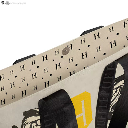 Tote Bag Deluxe Poufsouffle - Harry Potter, conçu en polyester et coton, alliant durabilité et style.