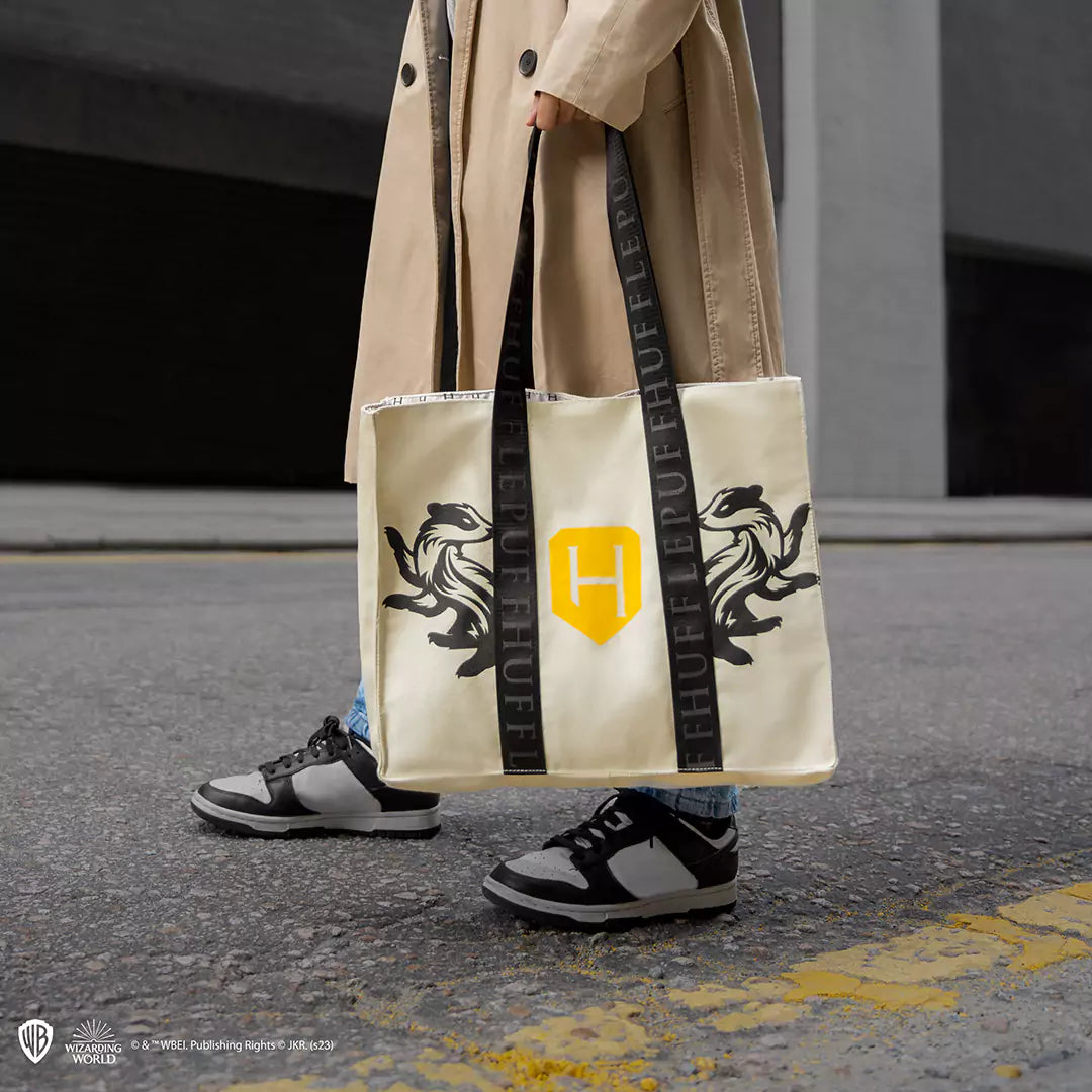 Tote Bag Deluxe Poufsouffle - Harry Potter, un sac idéal pour les fans de tous âges, ajoutant une touche magique à votre quotidien.
