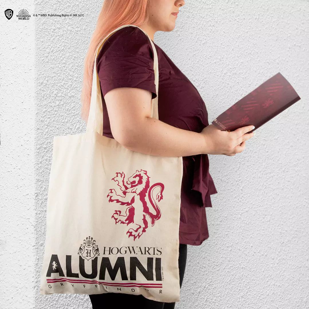 Tote Bag Alumni Gryffondor Harry Potter porté en pleine rue, pour afficher fièrement vos couleurs de sorcier.