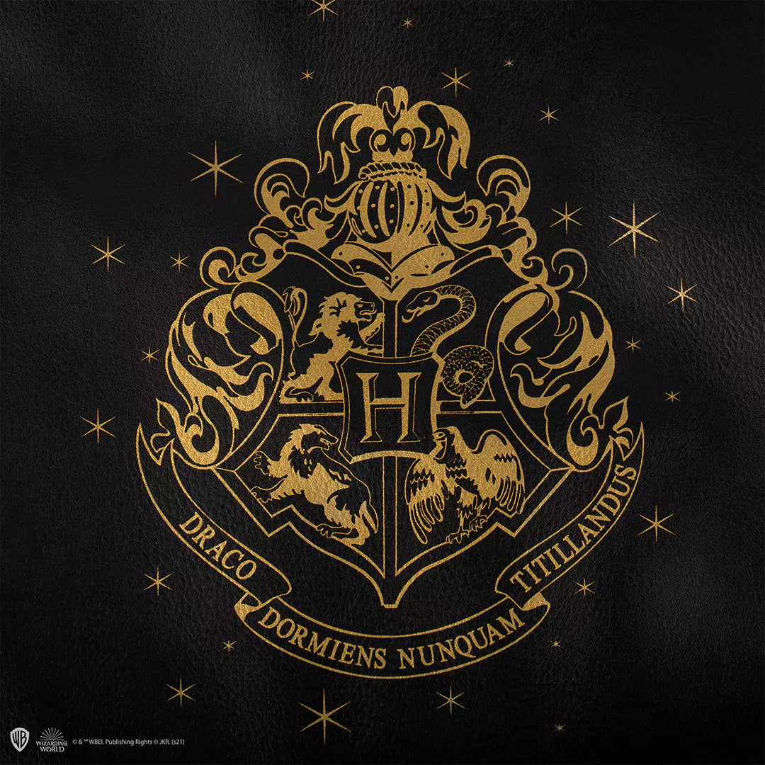 Sac cabas Blason de Poudlard - Harry Potter, parfait pour les fans de la saga, alliant style et fonctionnalité avec des dimensions idéales pour le transport quotidien.