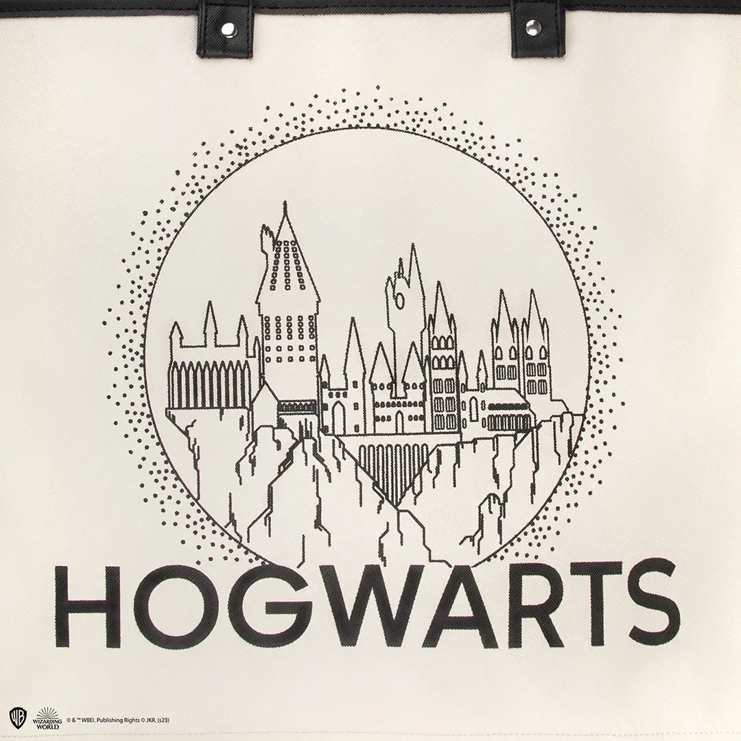 Sac cabas Château de Poudlard de Harry Potter en utilisation quotidienne, illustrant sa grande capacité pour transporter livres et affaires.