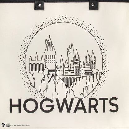 Sac cabas Château de Poudlard de Harry Potter en utilisation quotidienne, illustrant sa grande capacité pour transporter livres et affaires.
