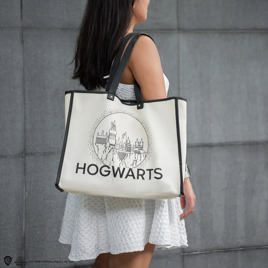 Sac cabas Château de Poudlard - Harry Potter, un accessoire élégant inspiré du célèbre château de l'école de sorcellerie, parfait pour les fans de la saga.