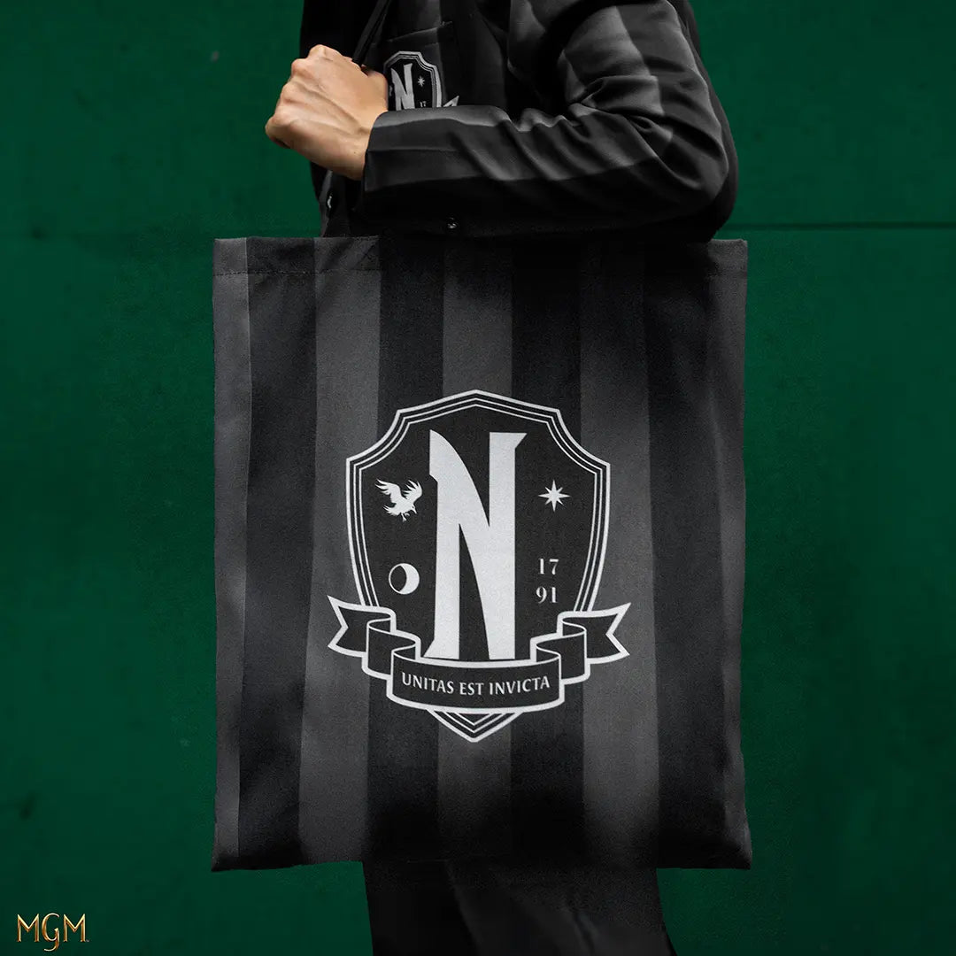 Détails du tote bag Nevermore Academy - Wednesday, fabriqué en 100% polyester, une fusion de style et de fonctionnalité.