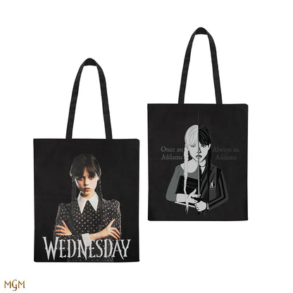 Sac fourre-tout Wednesday Addams avec un design gothique imprégné de mystère, parfait pour les fans du personnage emblématique.