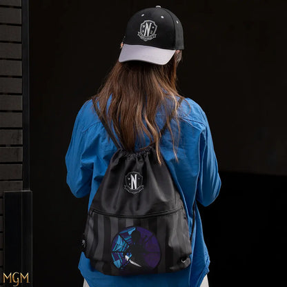 Sac à cordon Wednesday et violoncelle - Fabriqué en polyester durable, cet accessoire allie esthétique et fonctionnalité.