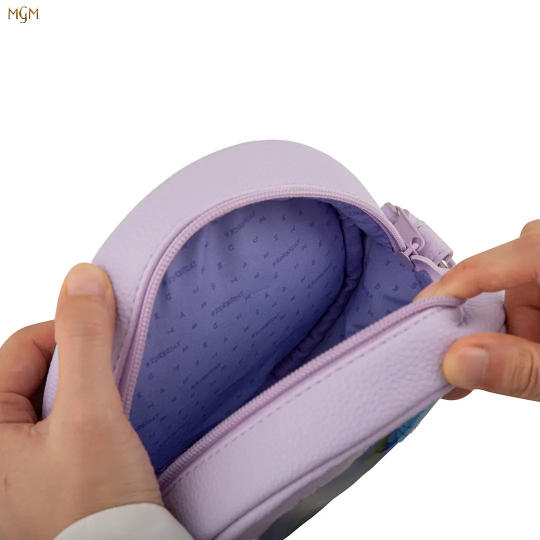 Vue d'ensemble du sac bandoulière Vitrail de Wednesday et Enid - Wednesday porté de manière stylée.