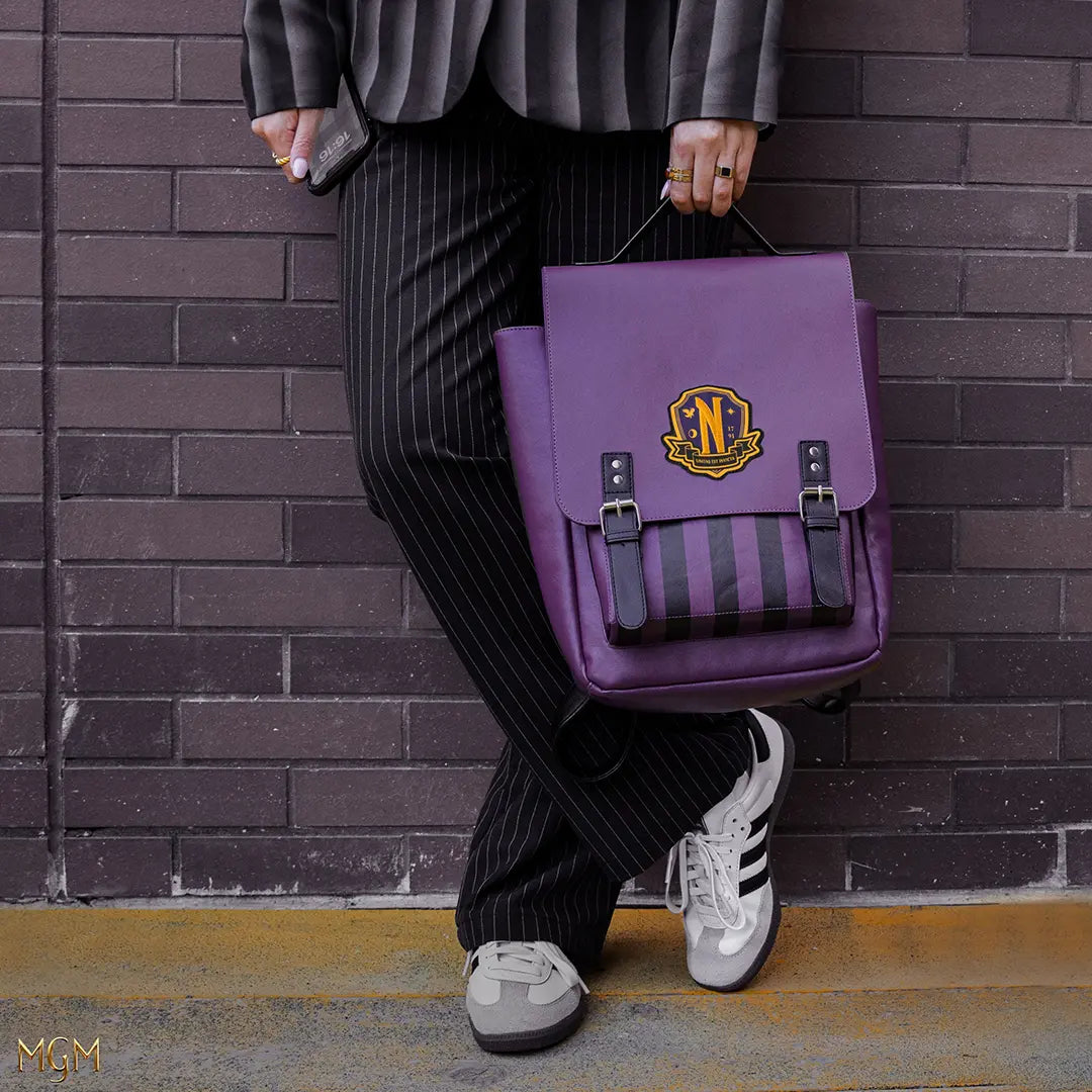Vue rapprochée du sac à dos Nevermore Academy violet - Wednesday, mettant en avant sa texture PVC durable et son design ergonomique avec bretelles rembourrées pour un confort optimal.