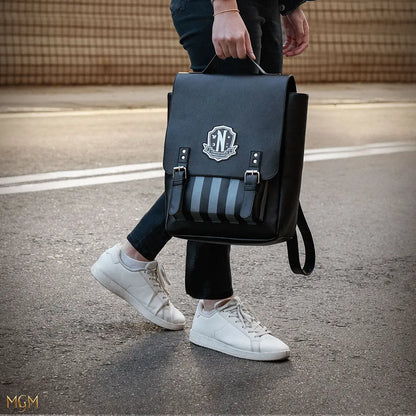 Presentation captivante du sac à dos Nevermore Academy noir - Wednesday de Distrineo, un accessoire élégant pour tous.