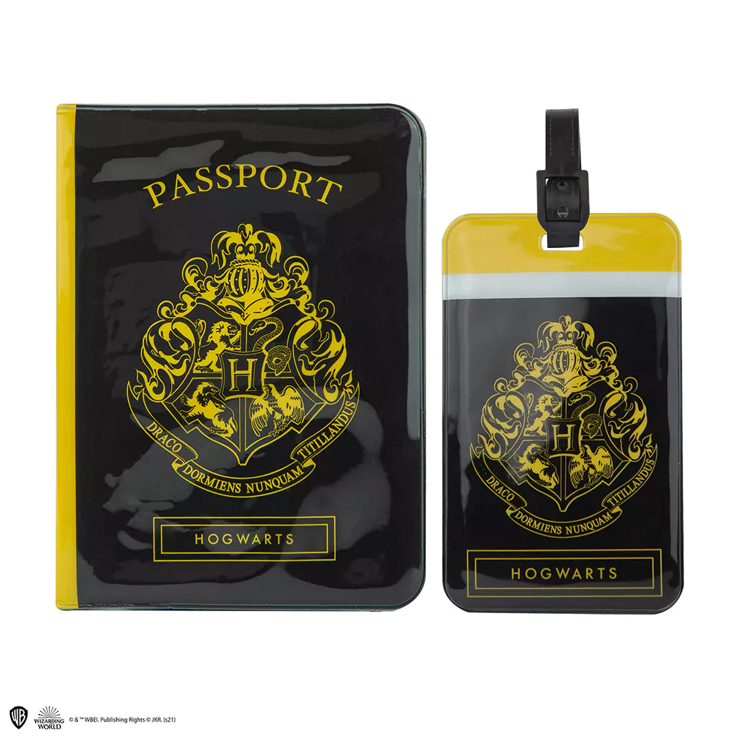 Couverture de Passeport et Porte-étiquette Poudlard - Harry Potter, mettant en avant le design emblématique en polyester aux couleurs de l'école des sorciers pour les fans et voyageurs passionnés.