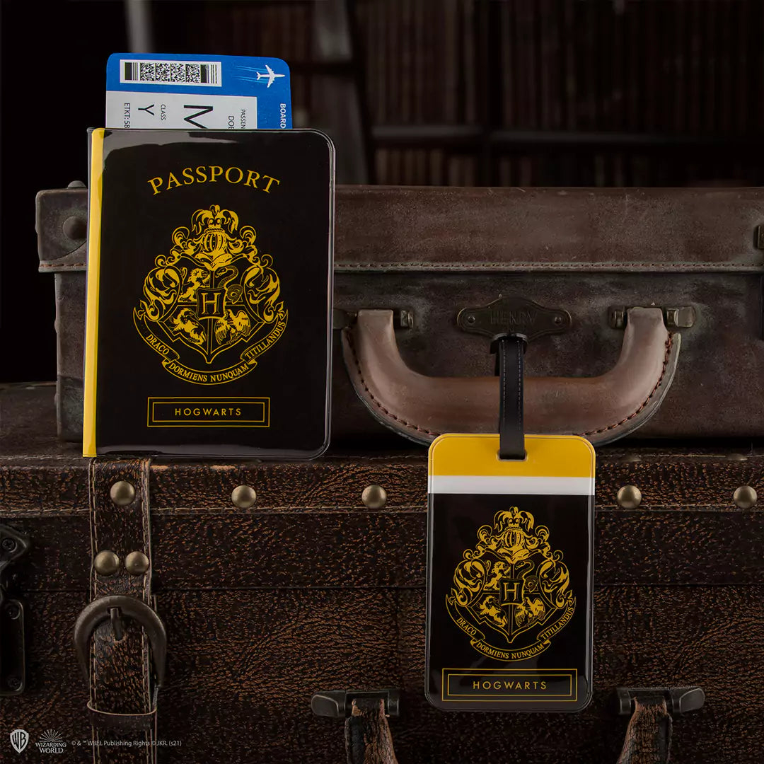 Couverture de Passeport et Porte-étiquette Poudlard inspirés de Harry Potter, un accessoire essentiel pour les fans de magie et de voyages.