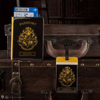 Couverture de Passeport et Porte-étiquette Poudlard inspirés de Harry Potter, un accessoire essentiel pour les fans de magie et de voyages.