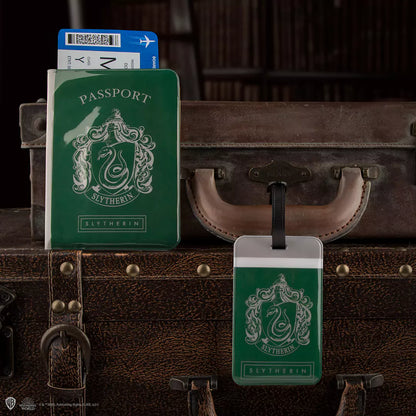 Porte-étiquette assorti de la couverture de passeport Serpentard - Harry Potter, idéal pour afficher fièrement l'emblème de Serpentard lors de vos voyages.