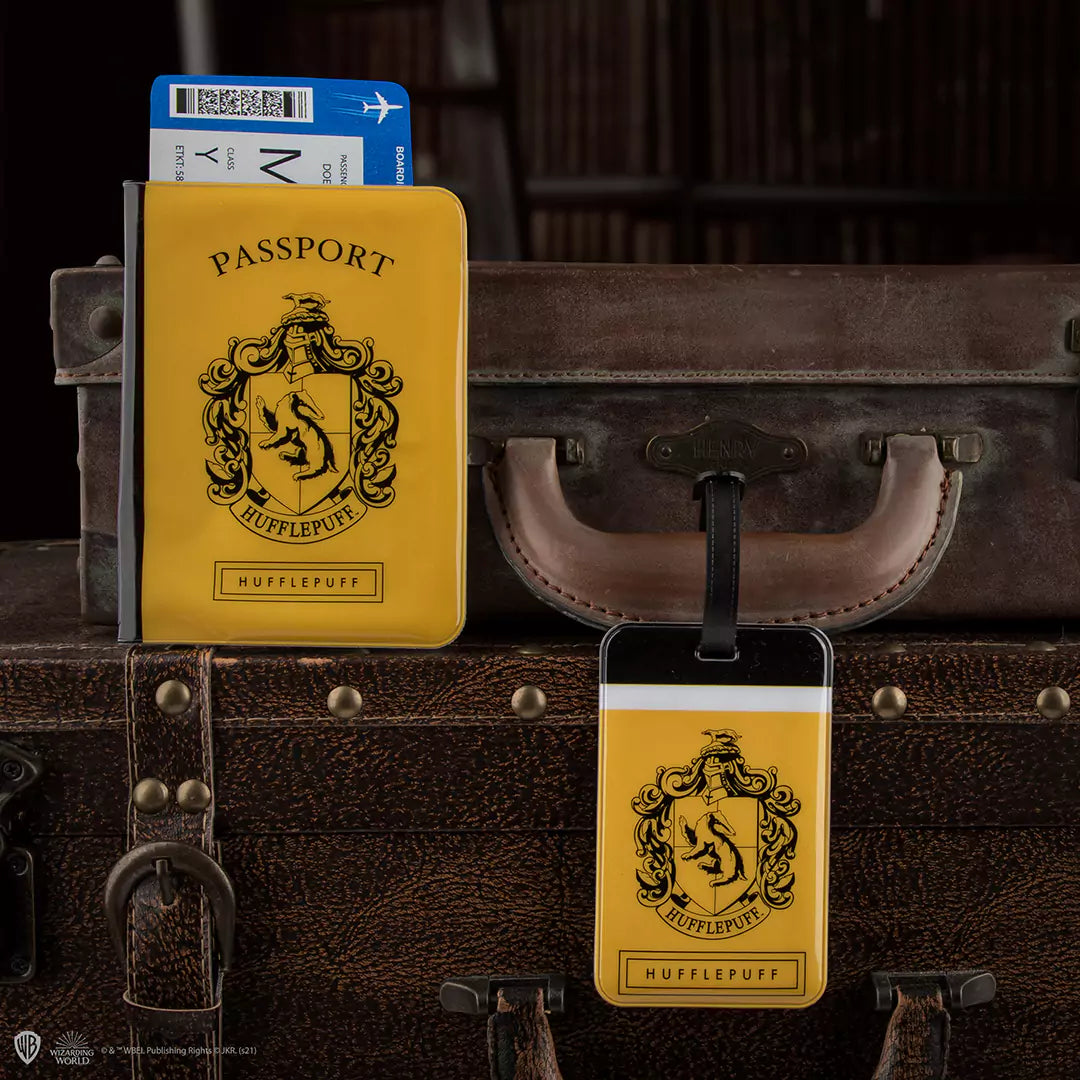 Ensemble Couverture de Passeport et Porte-étiquette Poufsouffle - Harry Potter, parfait pour afficher votre appartenance à Poudlard lors de vos aventures.