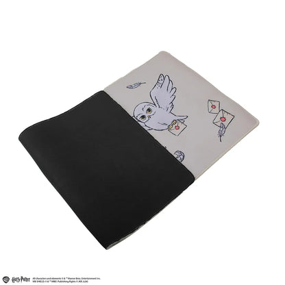 Ambiance de bureau avec le Tapis de bureau Hedwige - Harry Potter, ajoutant une touche enchantée à votre espace de travail.