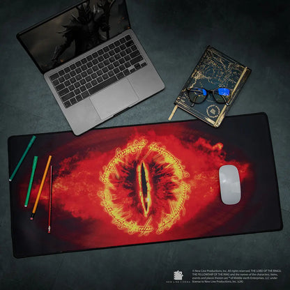 Détails du tapis de bureau Oeil de Sauron, fabriqué en néoprène de haute qualité pour les fans de la saga.