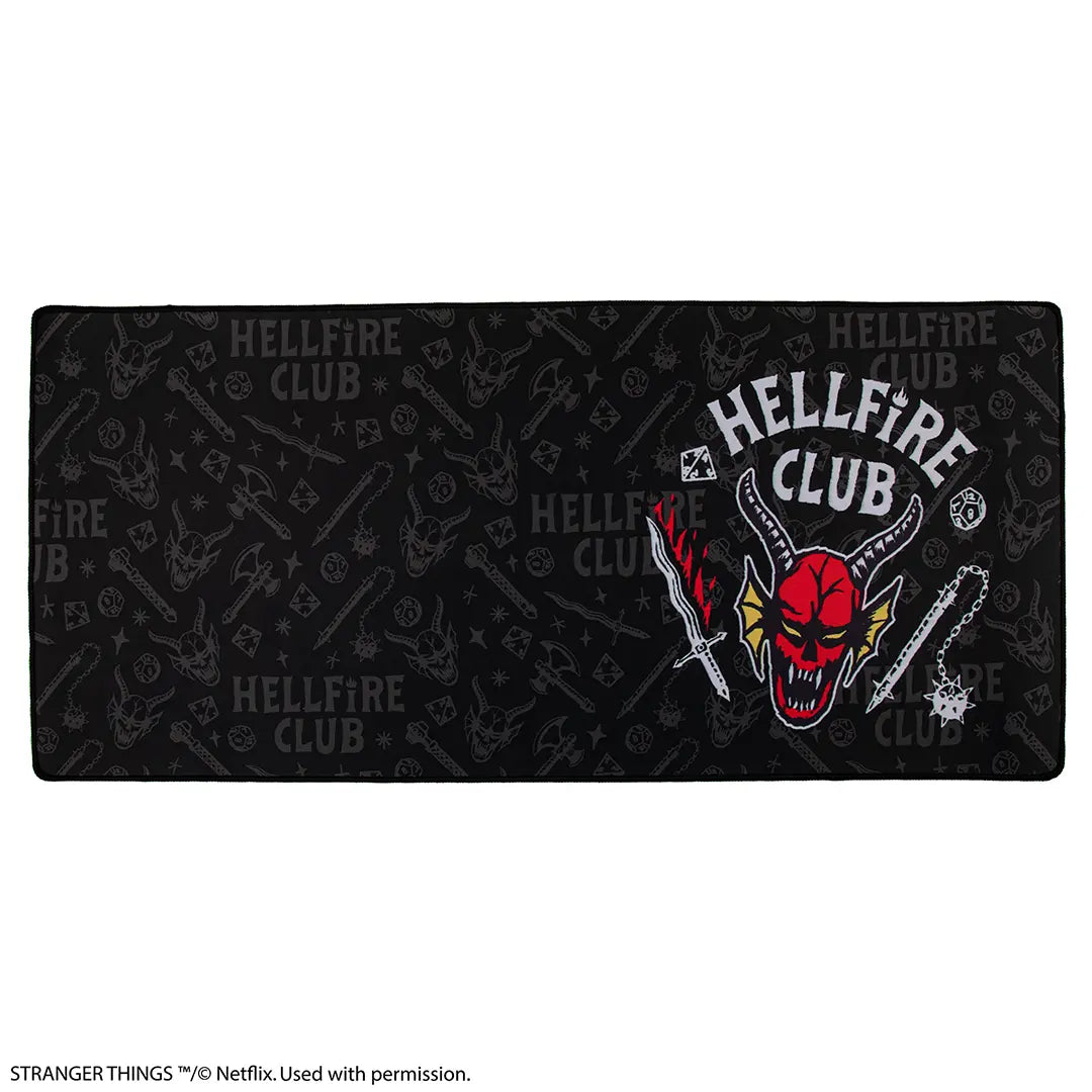 Tapis de bureau Helfire club - Stranger Things sur un fond noir captivant, affichant le logo emblématique du Hellfire Club.