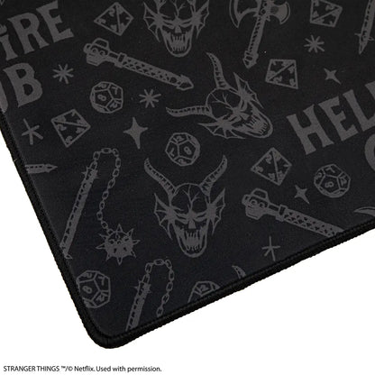 Détail du tapis de bureau Helfire club - Stranger Things dévoilant son matériau durable et sa surface lisse, parfait pour un environnement de travail inspirant.
