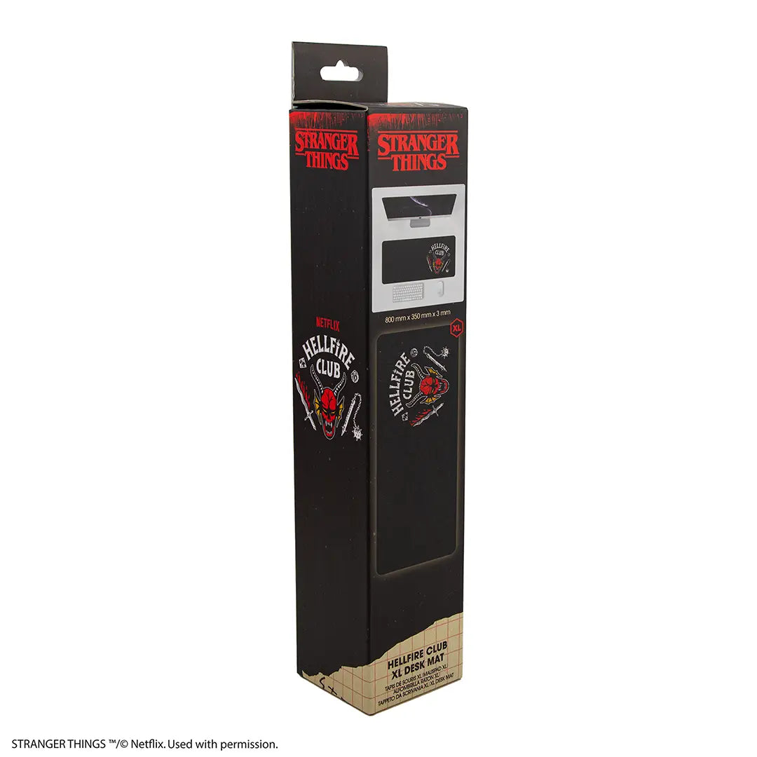 Vue d'ensemble du tapis de bureau Helfire club - Stranger Things, transformant l'espace de travail en sanctuaire thématique inspiré de l'univers mystérieux de la série.