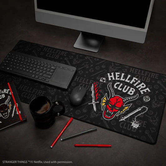 Tapis de bureau Helfire club - Stranger Things avec un design captivant représentant le logo emblématique sur fond noir, idéal pour les fans de la série.