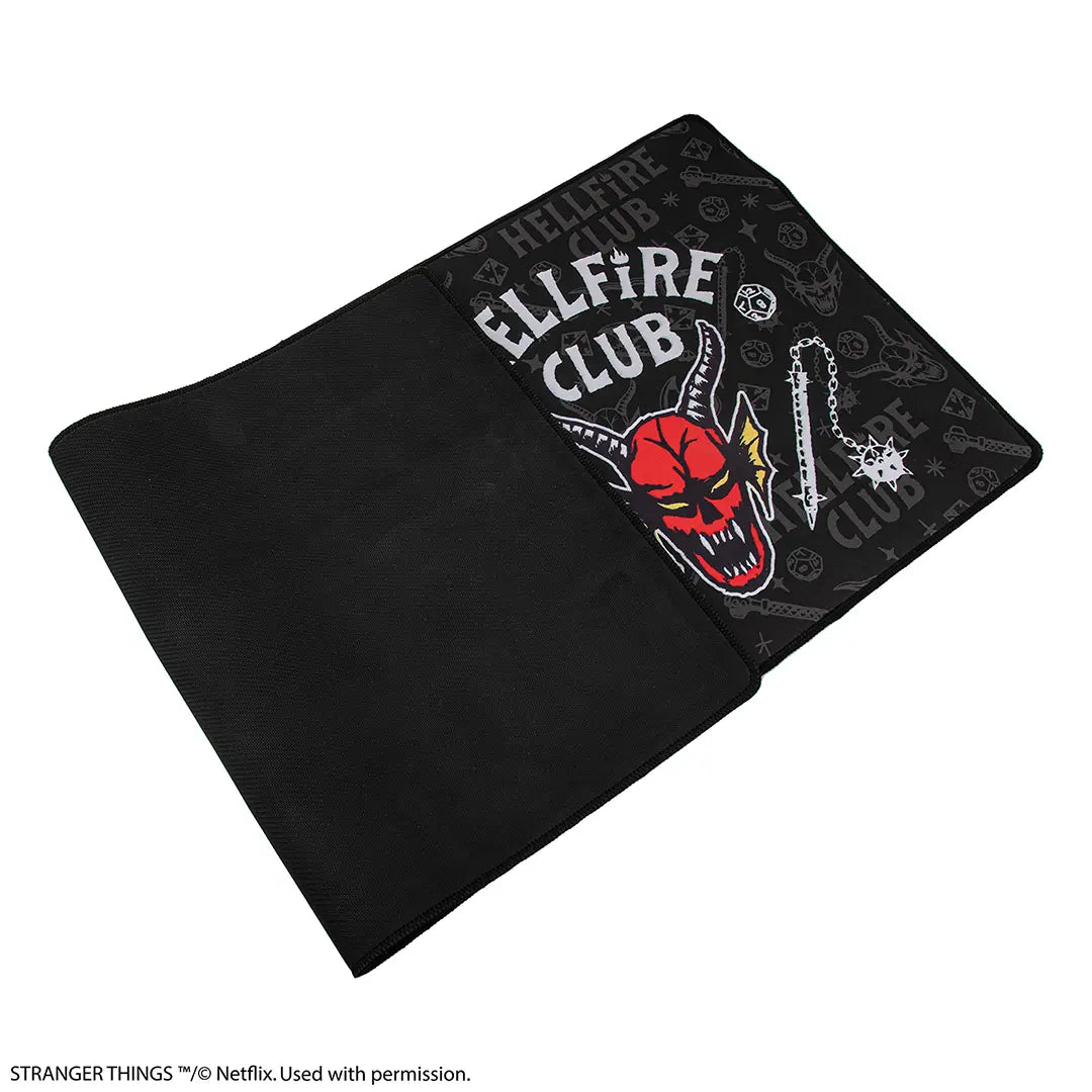 Détail du tapis de bureau Helfire club - Stranger Things, montrant la texture lisse et les matériaux durables qui font de ce produit une pièce unique.