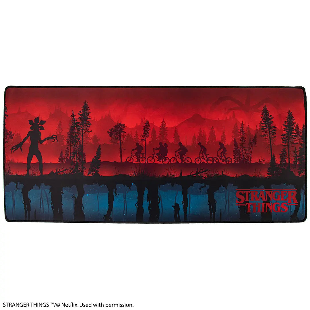 Tapis de bureau Upside Down - Stranger Things, révélant des couleurs rouge vif et noir bleuté inspirées du monde mystérieux de la série Netflix.
