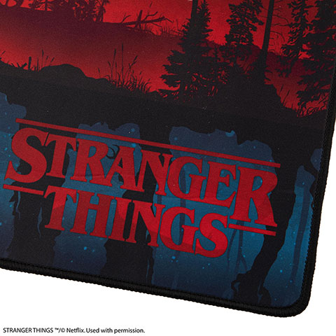 Détails du tapis de bureau Upside Down - Stranger Things, un accessoire officiel sous licence Netflix offrant une ambiance mystérieuse à votre espace de travail.