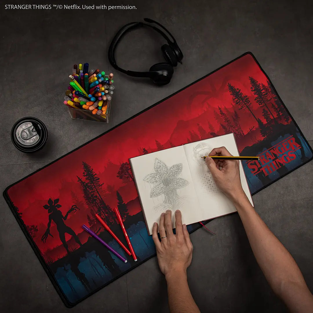 Tapis de bureau Upside Down - Stranger Things, un sous-main captivant évoquant les ténèbres du monde parallèle avec des teintes rouge vibrant et noir bleuté.