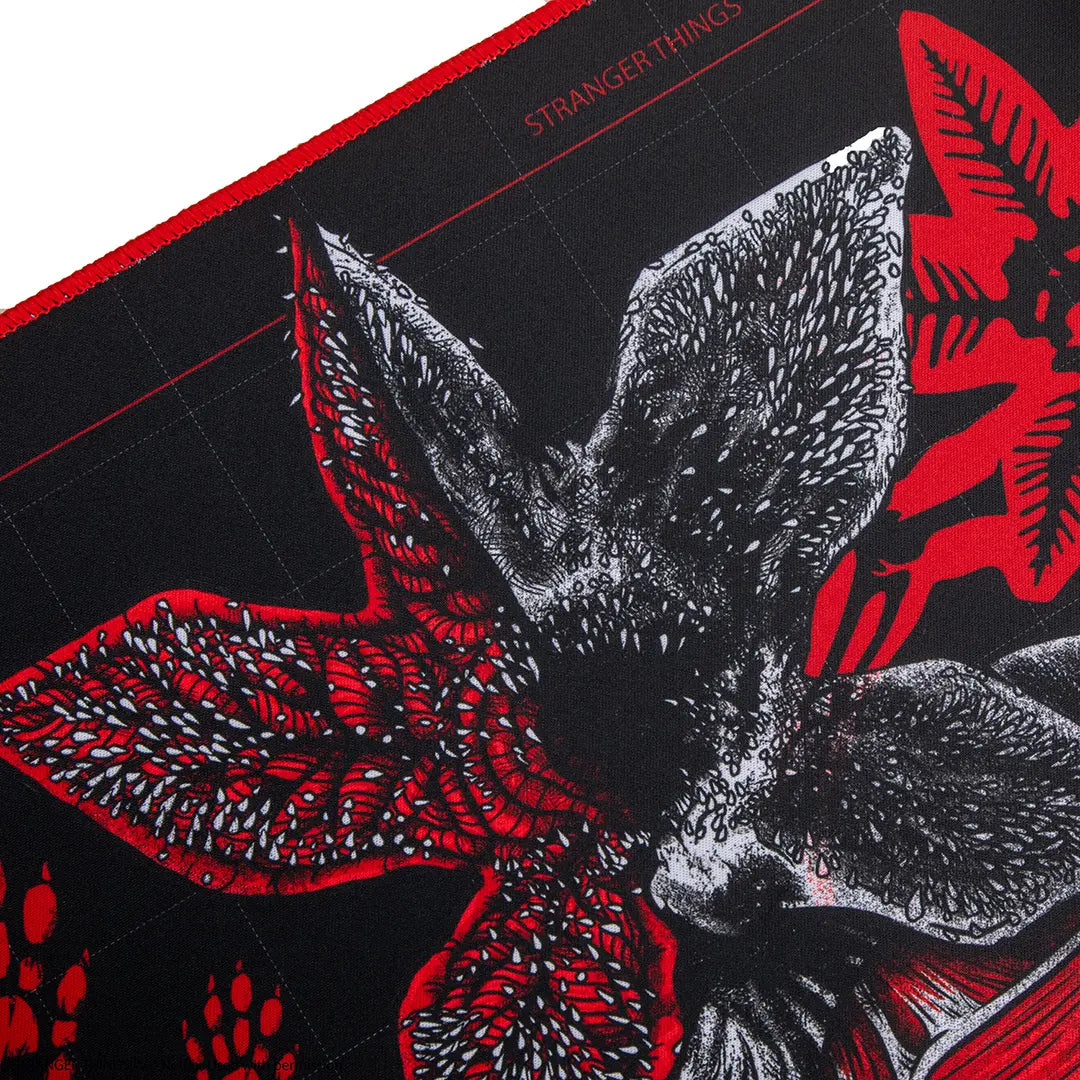 Vue détaillée du tapis de bureau Demogorgon - Stranger Things, conçu pour transformer votre bureau en laboratoire de recherche secret.