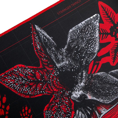 Vue détaillée du tapis de bureau Demogorgon - Stranger Things, conçu pour transformer votre bureau en laboratoire de recherche secret.