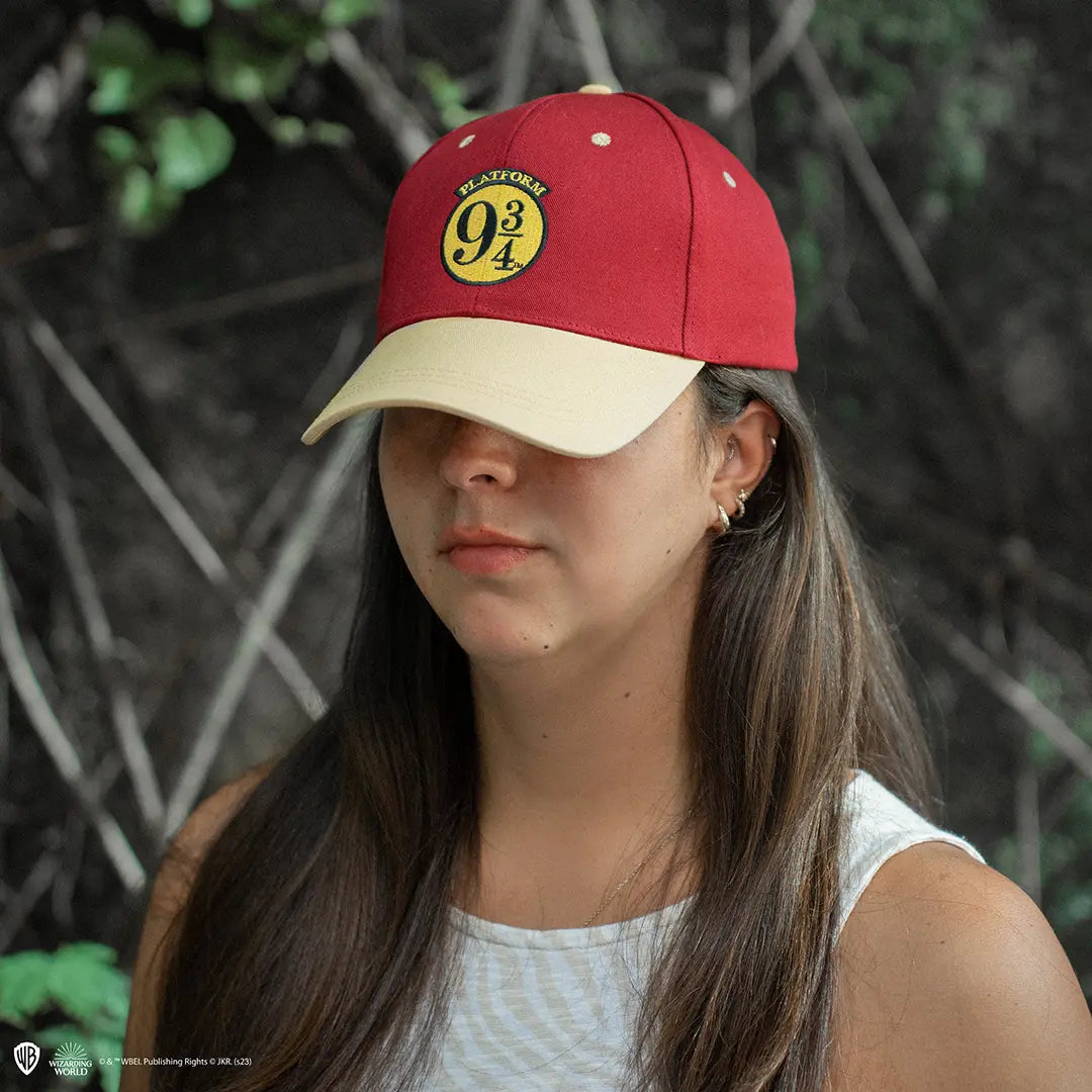 Vue rapprochée de la Casquette Poudlard Express - Harry Potter, montrant ses dimensions parfaites et son design unique pour les amoureux des sorciers.
