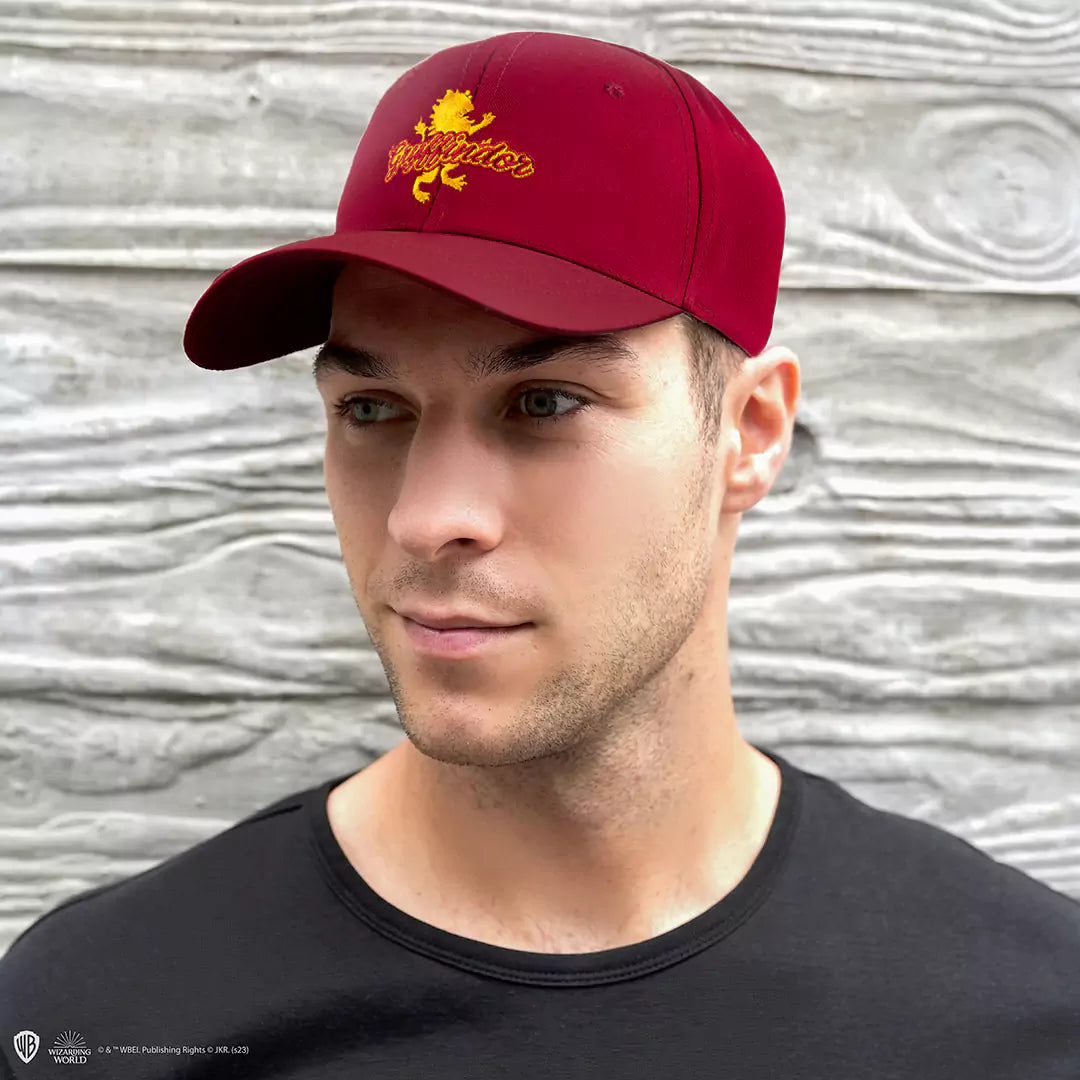 Vue de la Casquette Gryffondor - Harry Potter, un accessoire incontournable pour tous les aficionados de la saga, ajoutant une touche magique à n'importe quelle tenue.