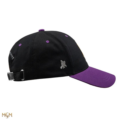 Casquette Nevermore Academy violette inspirée par la série Wednesday, parfaite pour afficher un style gothique et mystérieux.