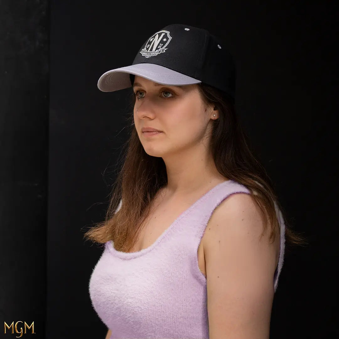 Détail de la Casquette Nevermore Academy gris - Wednesday montrant ses teintes grises élégantes, idéal pour les fans de la série.