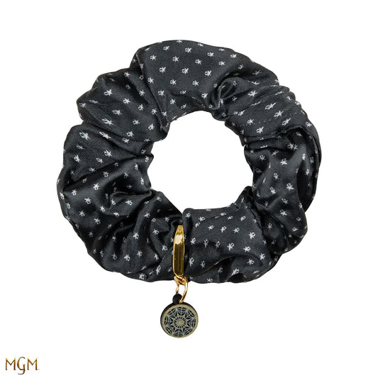 Détails élégants du lot de 3 élastiques à cheveux Wednesday et Enid, parfaits pour affirmer votre personnalité.