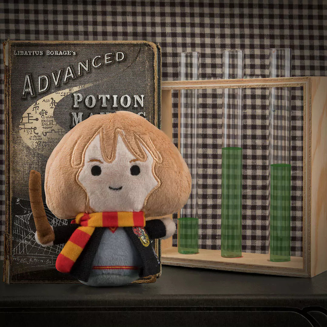 Détails du porte-clés peluche Hermione Granger, fabriqué en polyester doux, idéal pour vos clés ou sac à dos.