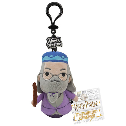 Détails fascinants du porte-clés peluche Albus Dumbledore, idéal pour accrocher à vos clés ou à votre sac à dos, ajoutant une touche de magie.