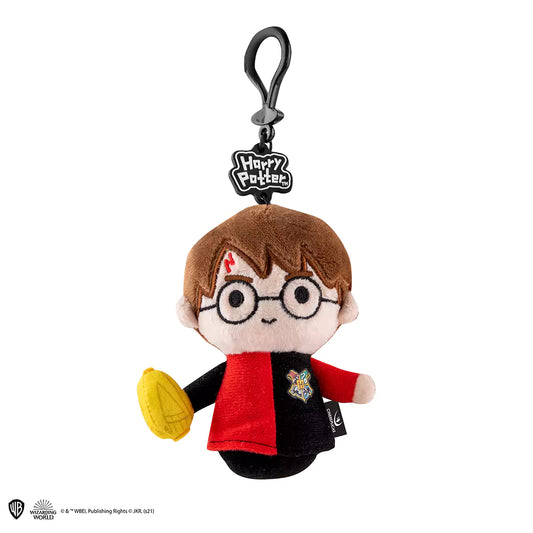 Porte-clés peluche Harry Potter coupe des trois sorciers posé sur un fond magique, idéal pour les fans de la saga.