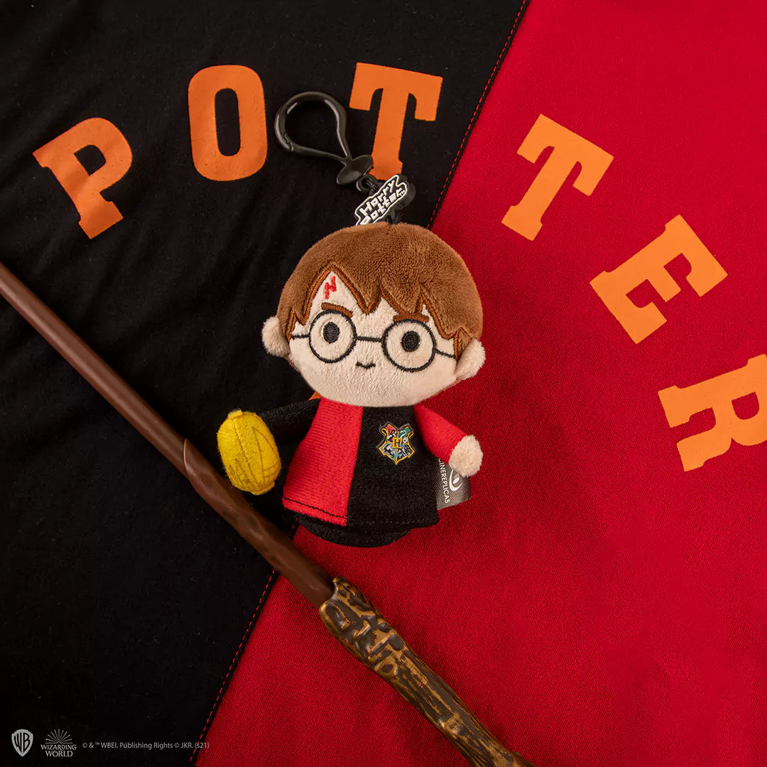 Détails de la matière en polyester du porte-clés peluche Harry Potter coupe des trois sorciers, parfait pour un cadeau magique.