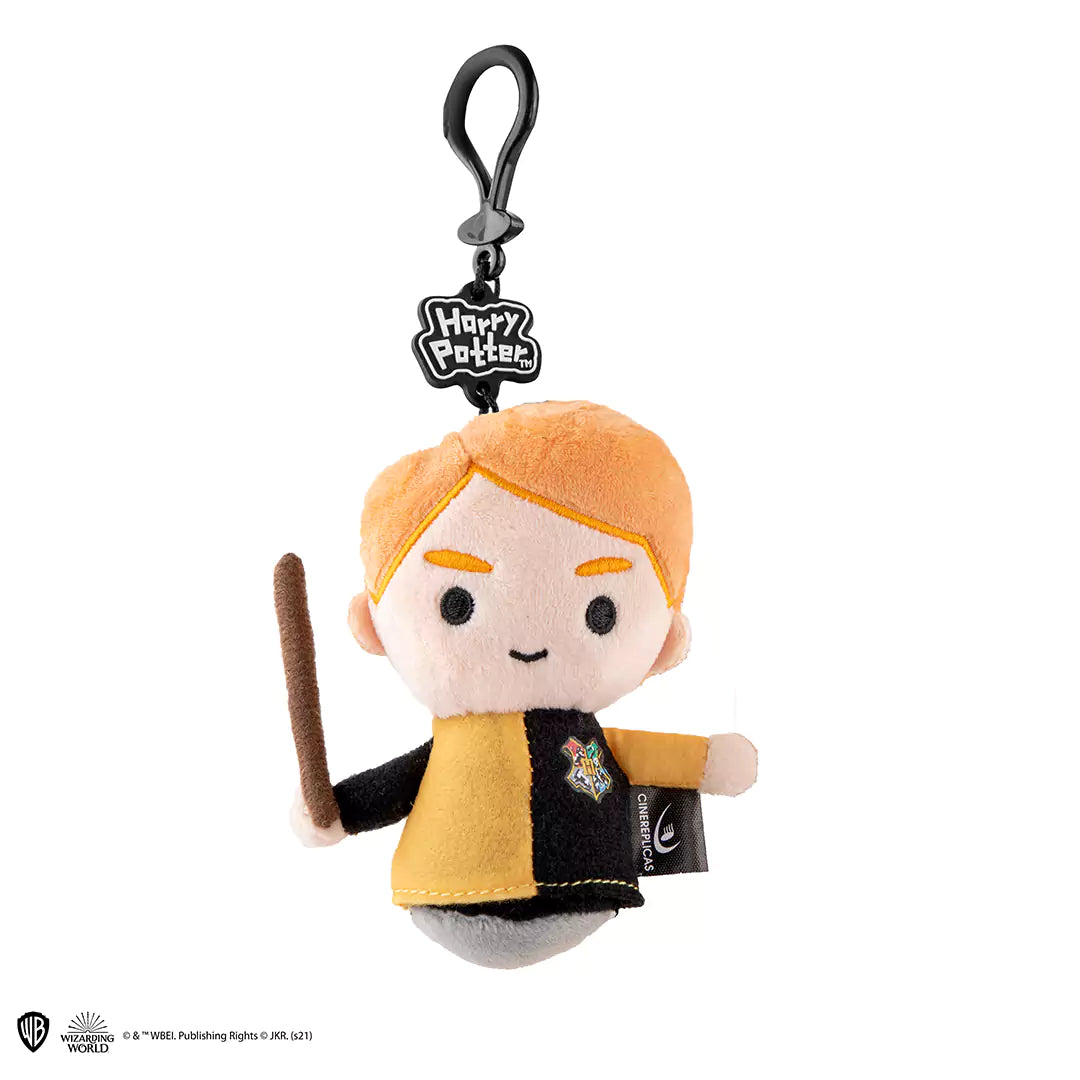Porte-clés peluche représentant Cedric Diggory de la Coupe des Trois Sorciers, un accessoire adorable pour les fans de Harry Potter.