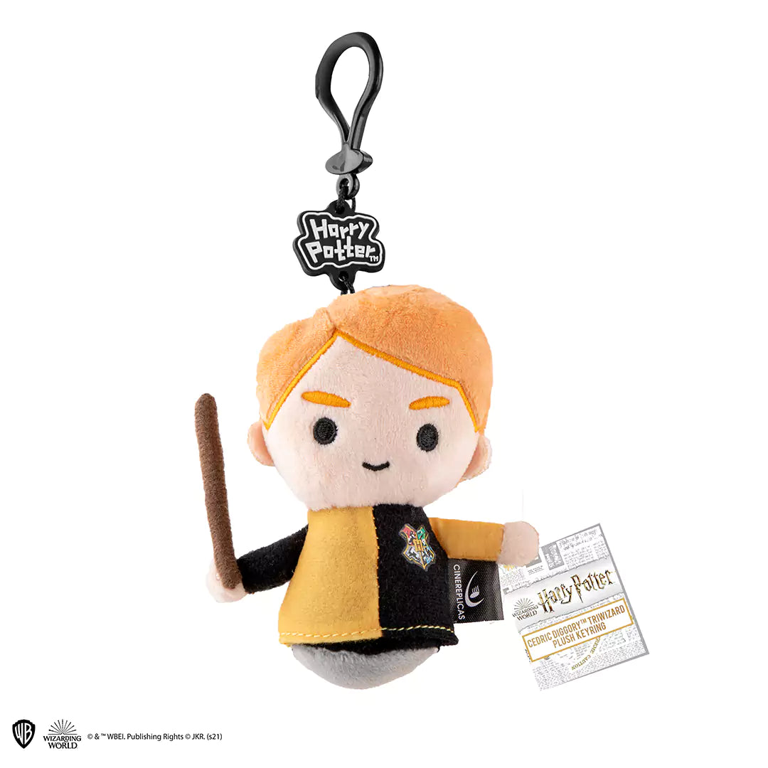 Dimensions compactes de 11 x 8 x 8 cm du porte-clés peluche Cedric Diggory, parfait pour transporter un morceau de l'univers des sorciers.