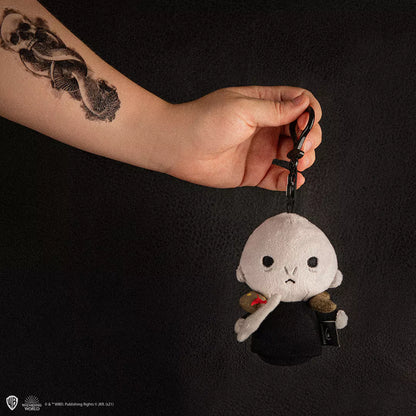 Porte-clés peluche - Voldemort, le compagnon parfait pour les amateurs de sorcellerie, prêt à faire briller votre passion au quotidien.