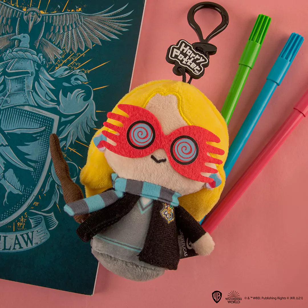 Porte-clés peluche Luna Lovegood, un accessoire unique pour les fans de l'univers magique de la sorcellerie.