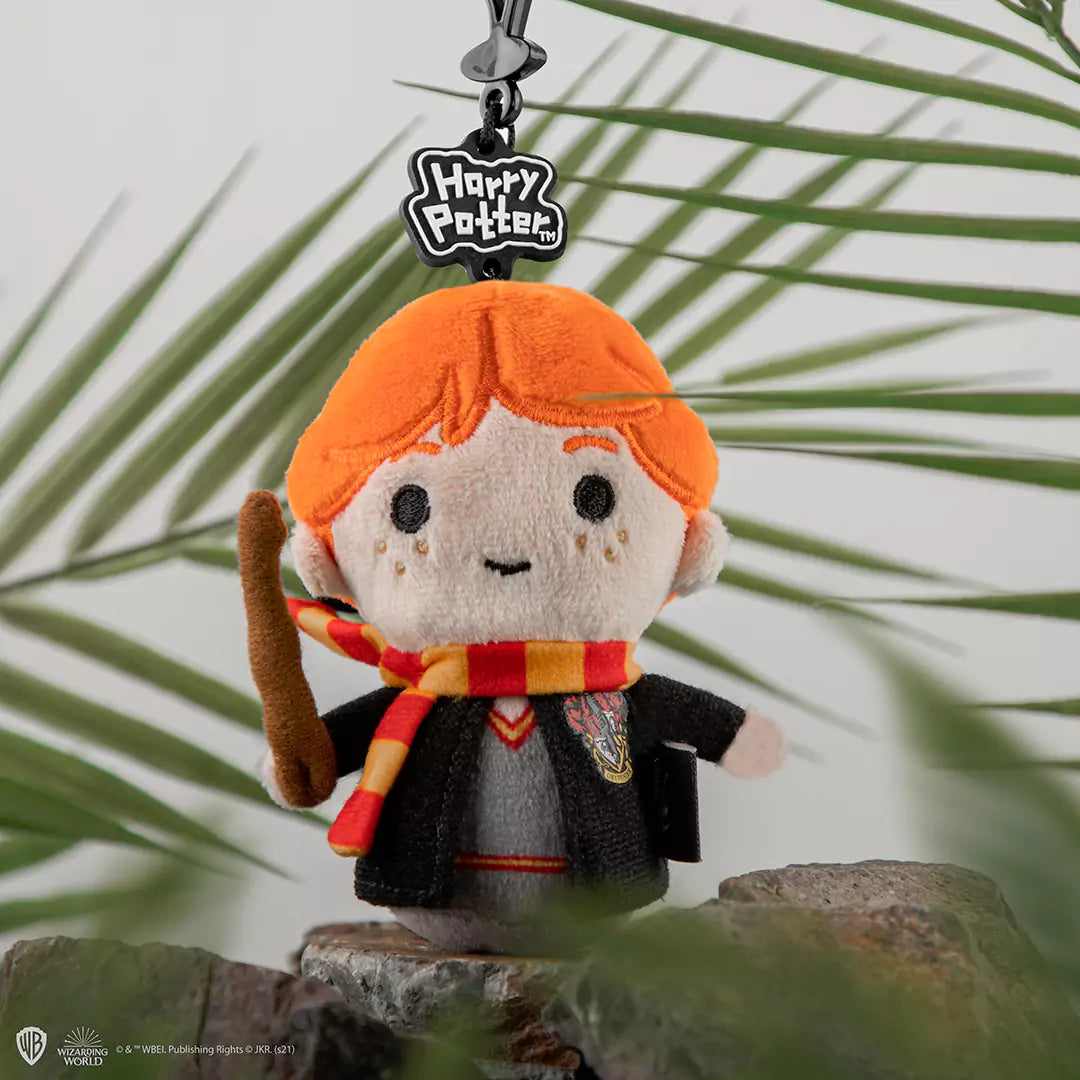 Détails du porte-clés peluche Ron Weasley, un charmant compagnon de style pour tous les amoureux de l'univers Harry Potter, dimensions compactes de 11 x 8 x 8 cm.