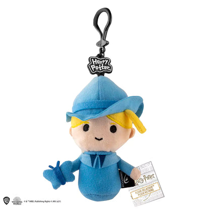 Porte-clés peluche - Fleur Delacour accroché à un sac à dos, ajoutant une touche de fantaisie à vos accessoires quotidiens.