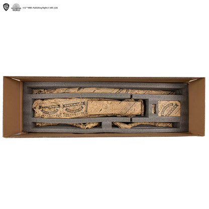 Plume rappelant celle de Buck, incluse avec la réplique du balai Éclair de Feu de Distrineo, pour l'authenticité.