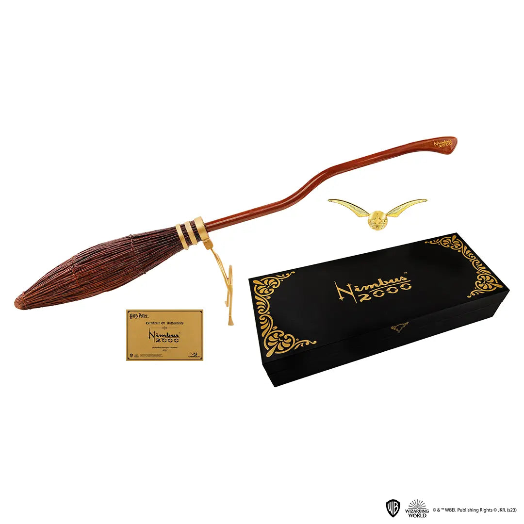 Réplique mini Nimbus 2000 Harry Potter par Distrineo - Vue détaillée de la balai miniature avec finition authentique.