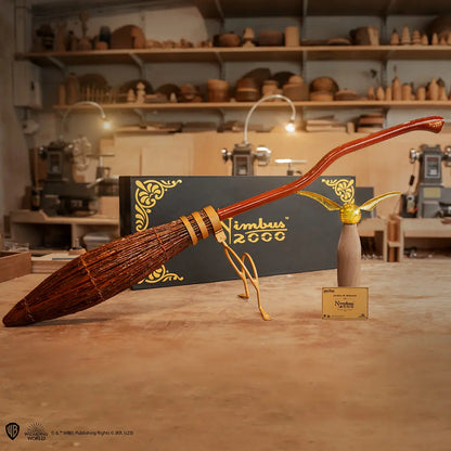 Réplique mini Nimbus 2000 Harry Potter par Distrineo - Dimensions parfaites de 86 cm pour votre collection.