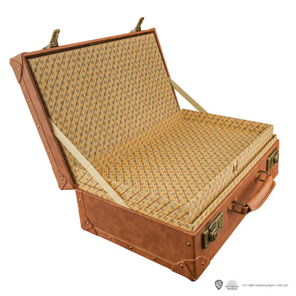 Réplique de la valise de Norbert Dragonneau en taille réelle avec un double fond magique, conçue pour capturer l'essence de l'univers de « Les Animaux Fantastiques », idéale pour les fans et collectionneurs.