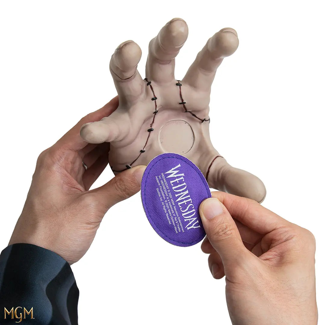 Découvrez la Chose réplique magnétique - Wednesday par Distrineo, un accessoire attirant pour les fans de la culture populaire, parfait pour toute collection.